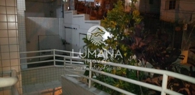 PRÉDIO COM ELEVADOR 