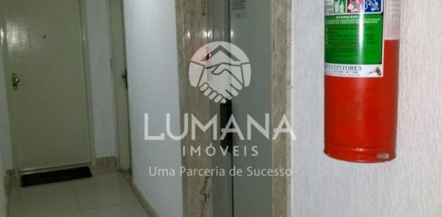 PRÉDIO COM ELEVADOR 
