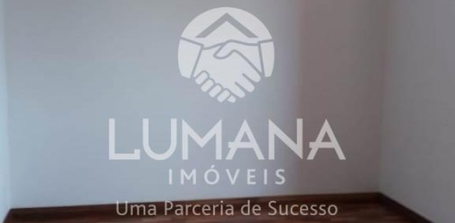 PRÉDIO COM ELEVADOR 