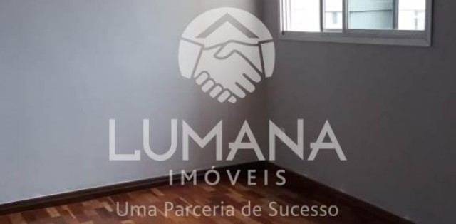 PRÉDIO COM ELEVADOR 