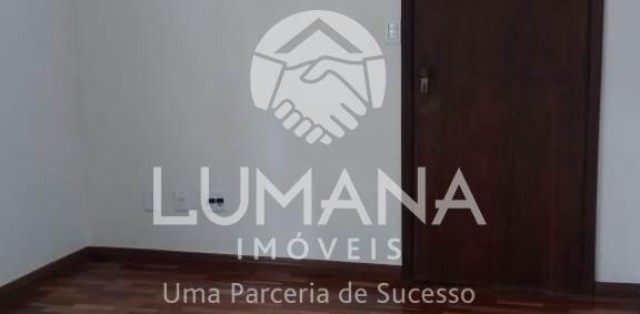 PRÉDIO COM ELEVADOR 