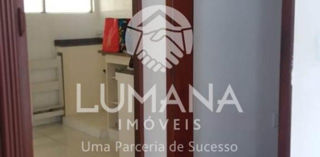 PRÉDIO COM ELEVADOR 