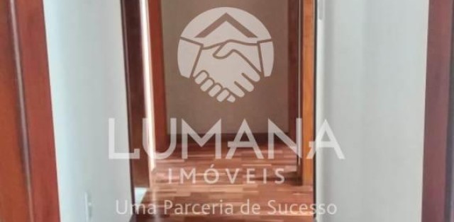 PRÉDIO COM ELEVADOR 