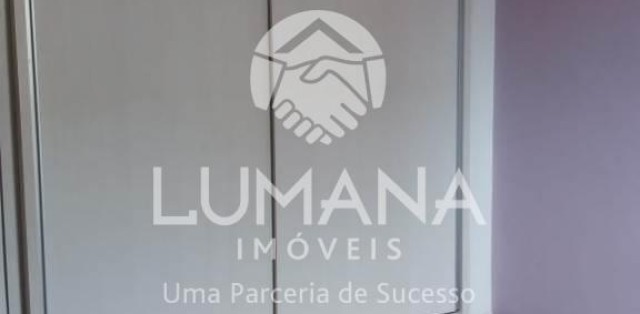PRÉDIO COM ELEVADOR 