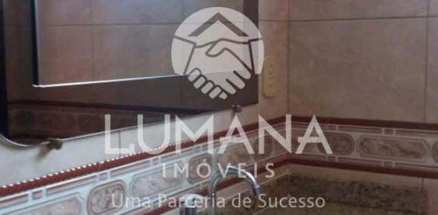 PRÉDIO COM ELEVADOR 