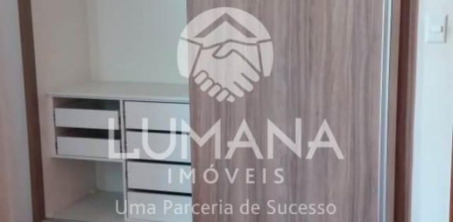 PRÉDIO COM ELEVADOR 