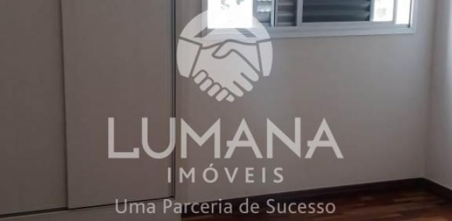 PRÉDIO COM ELEVADOR 