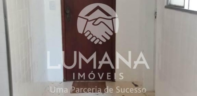 PRÉDIO COM ELEVADOR 