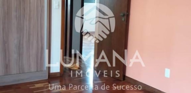 PRÉDIO COM ELEVADOR 