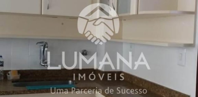 PRÉDIO COM ELEVADOR 