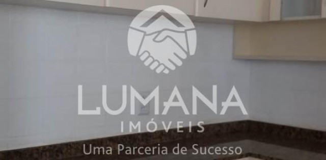 PRÉDIO COM ELEVADOR 