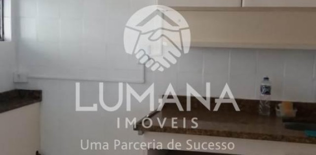 PRÉDIO COM ELEVADOR 