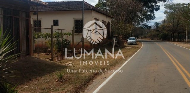 ÁREA COM CASA 