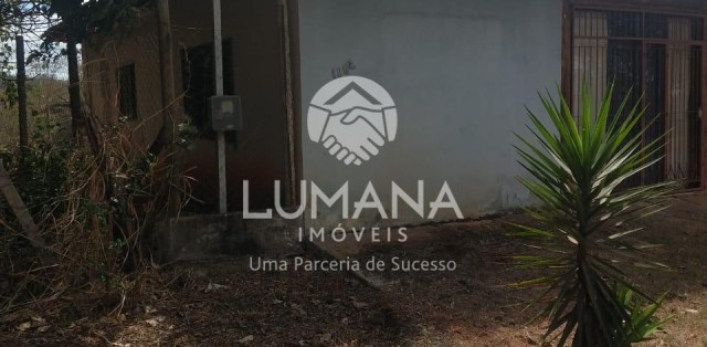 ÁREA COM CASA 