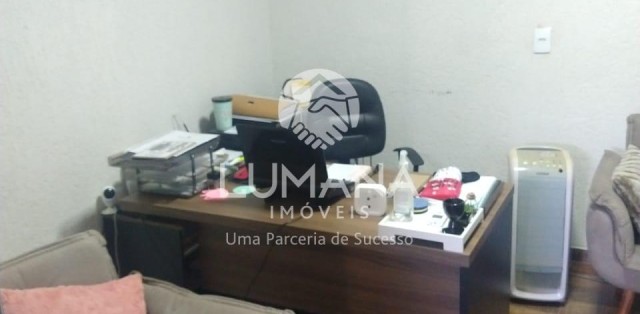 PRÉDIO COMERCIAL 