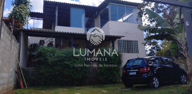 CASA COM TERRAÇO 