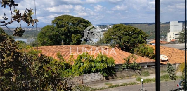 CASA COM TERRAÇO 