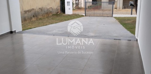 CASA EM CONDOMÍNO