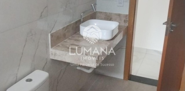 CASA EM CONDOMÍNO