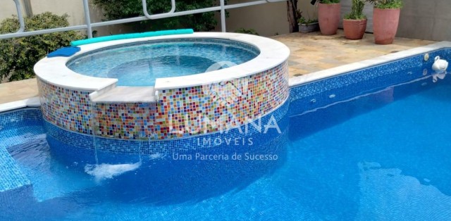 CASA COM PISCINA 