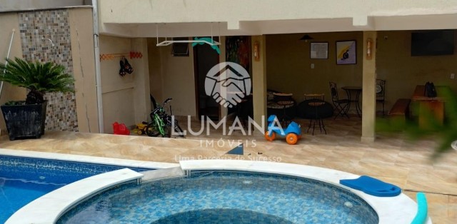 CASA COM PISCINA 