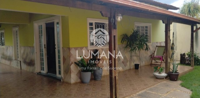 CASA COM PISCINA 