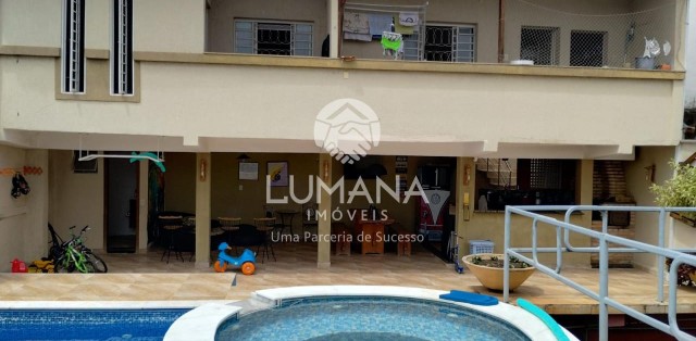 CASA COM PISCINA 