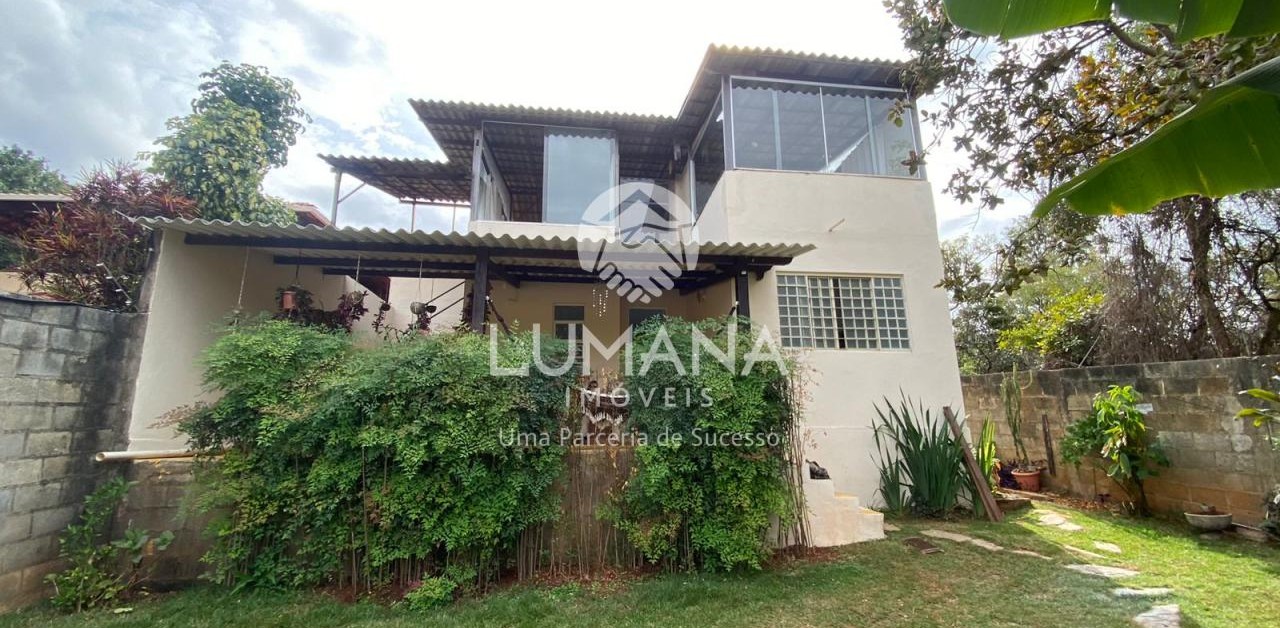 CASA COM TERRAÇO 